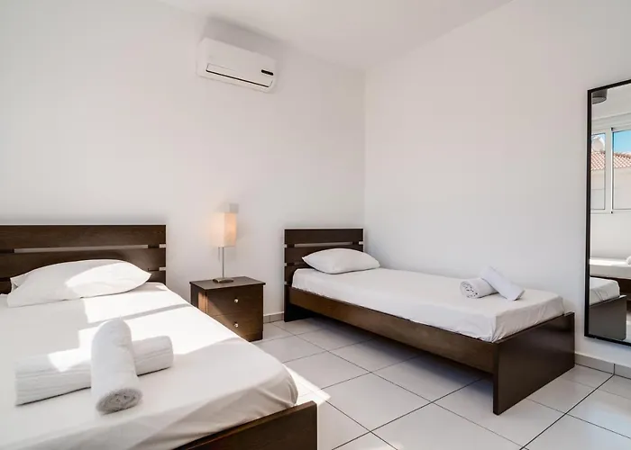 Lovely 2 Bedroom Family W/ Pool *