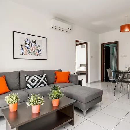 Lovely 2 Bedroom Family W/ Pool