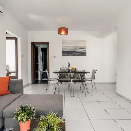 شقة Lovely 2 Bedroom Family W/ Pool بروتاراس