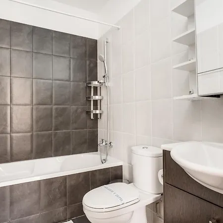 Lovely 2 Bedroom Family W/ Pool Apartment