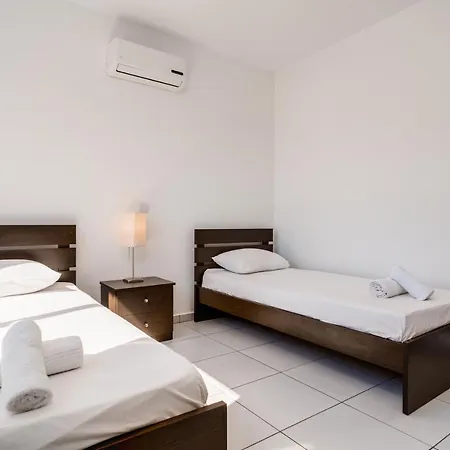 Lovely 2 Bedroom Family W/ Pool *