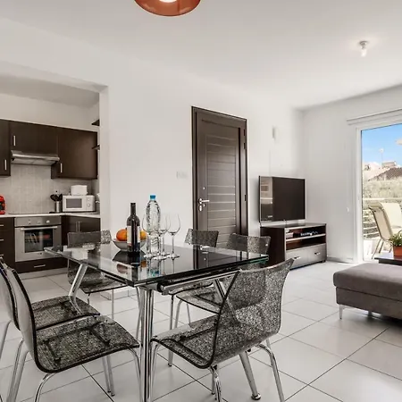 Lovely 2 Bedroom Family W/ Pool * بروتاراس