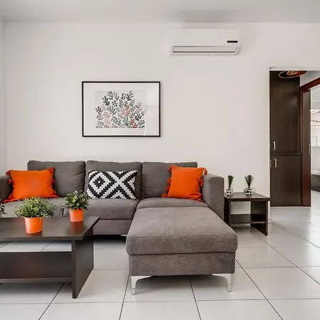 Lovely 2 Bedroom Family W/ Pool Apartment *