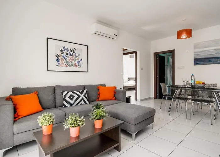 Lovely 2 Bedroom Family W/ Pool