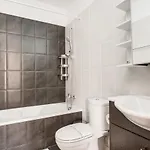 Lovely 2 Bedroom Family W/ Pool 아파트