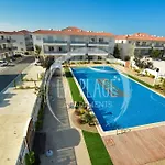 Lovely 2 Bedroom Family W/ Pool 아파트 *